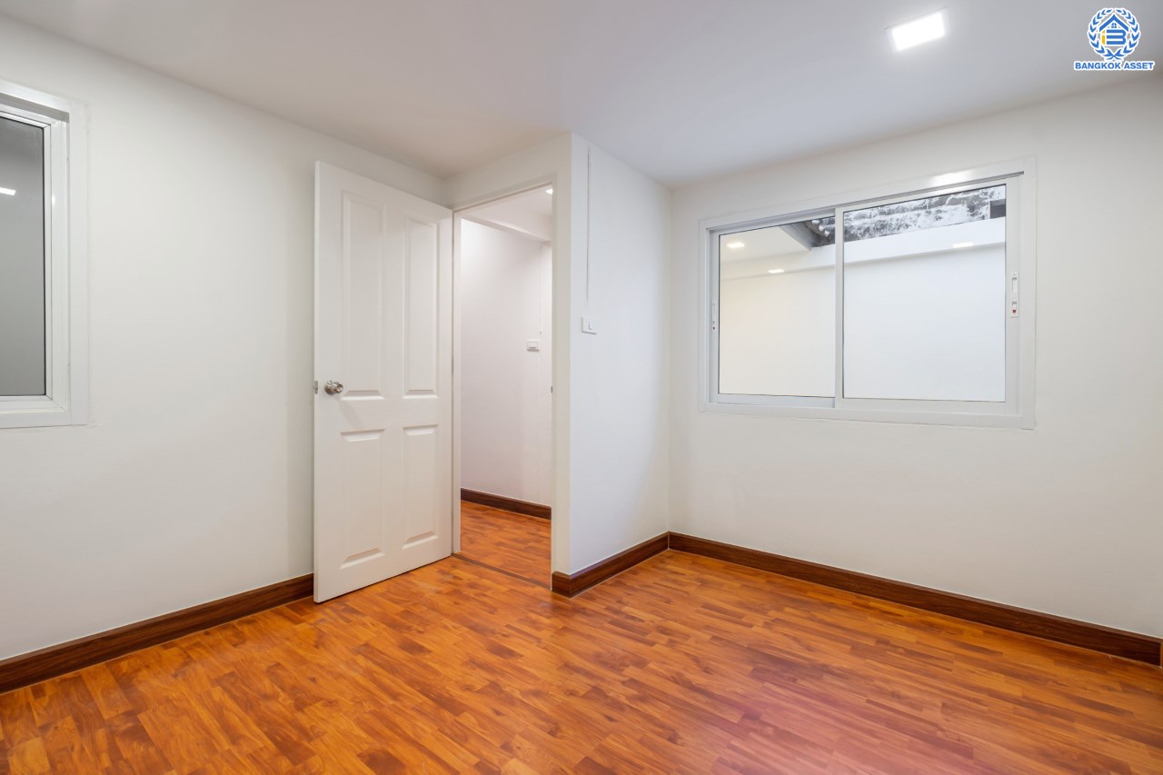 บ้านมือสองตกแต่งใหม่ ม.ซื่อตรง รัตนาธิเบศร์ หน้าโครงการติดรถไฟฟ้า "สถานีไทรม้า"!! เนื้อที่ 26 ตร.ว. ฟังก์ชัน 3 ห้องนอน 2 ห้องน้ำ 1 ที่จอดรถ ทำเลใกล้ เซ็นทรัลรัตนาธิเบศร์ และทางด่วน "งามวงศ์วาน"